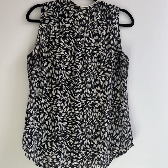 Sleeveless Blouse - Picture 2 of 3